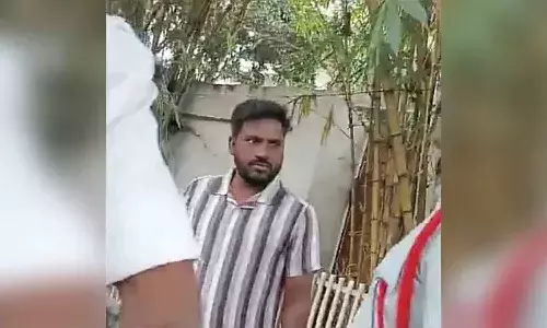 ట్రాఫిక్ పోలీసులపై యువకుడు వీరంగం