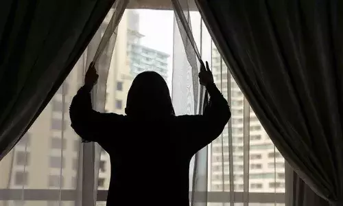 హిజాబ్కు వ్యతిరేకంగా అర్ధ నగ్నంగా తిరిగిన యువతి