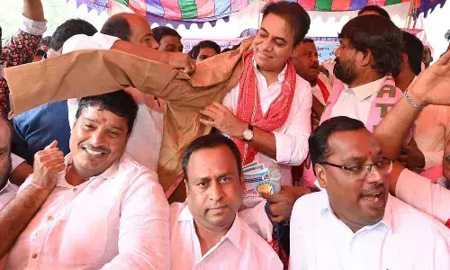 ఆటో డ్రైవర్లకు నెలకు రూ. 5 వేలు ఇవ్వండి : కేటీఆర్