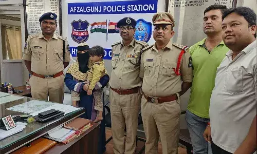 కిడ్నాపైన బాలుడిని 12 గంటల్లో తల్లి దగ్గరకు చేర్చిన హైదరాబాద్ పోలీసులు