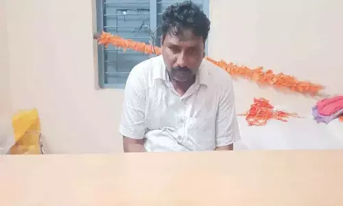 విద్యుత్ మీటర్ కావాలని వెళ్తే లంచం డిమాండ్ చేసి అడ్డంగా దొరికాడు