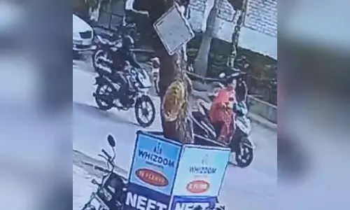 స్కూటర్పై వెళ్తున్న బీజేపీ నాయకురాలి బంగారు గొలుసును లాక్కొని పోయాడు