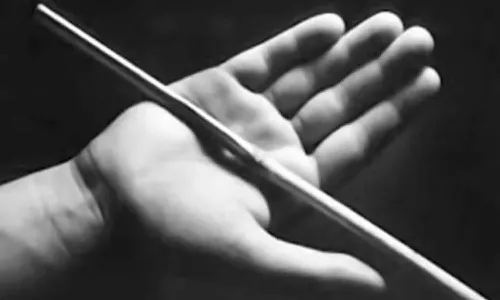 కర్ర, రాలిన పన్ను సాక్ష్యాలు.. ఉపాధ్యాయుడిపై కేసు