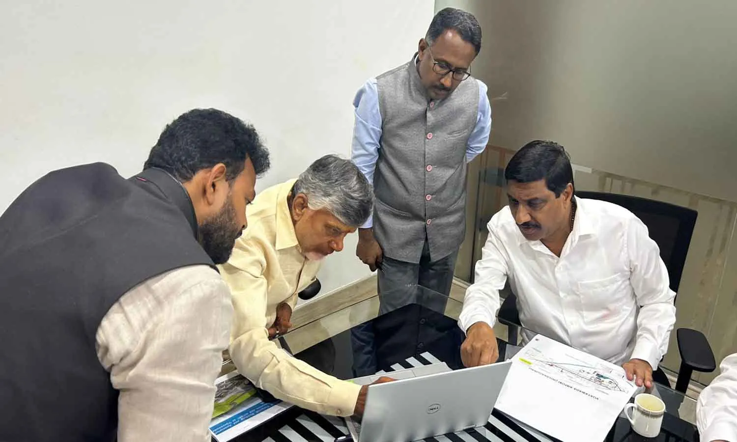 ఆ థీమ్‌తో డిజైన్లు ఉండాలి.. గన్నవరం ఎయిర్ పోర్టు విస్తరణ పనులపై సీఎం సమీక్ష