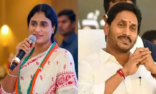 వీళ్ళు విషనాగులు.. వారి వెనుక ఉన్న అనకొండను పట్టుకోవాలి : వైఎస్ ష‌ర్మిల