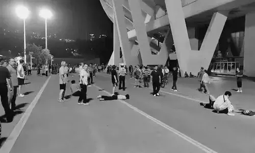 జ‌నాలను గుద్దుతూ దూసుకెళ్లిన కారు.. 35 మంది మృతి