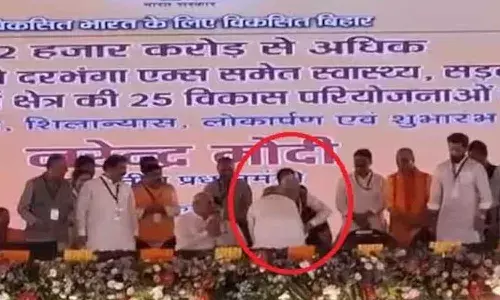 మరోసారి మోదీ కాళ్ల మీద పడబోయిన నితీష్ కుమార్