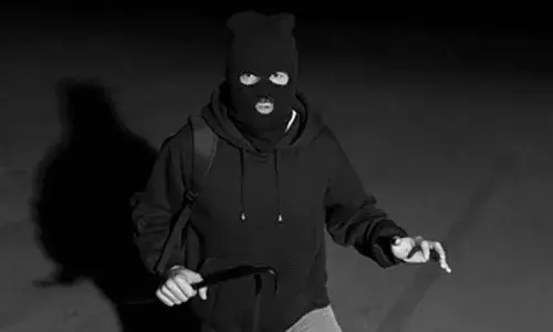 Hyderabad, Robbers target motorists, KPHB, loot cash, gold ornaments