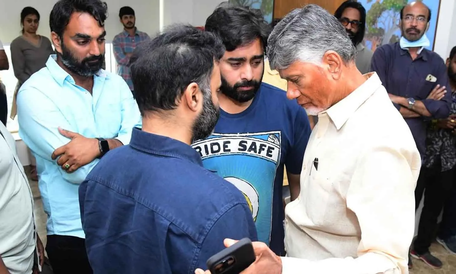 తమ్ముడి కుమారులను అక్కున జేర్చుకుని ఓదార్చిన చంద్రబాబు