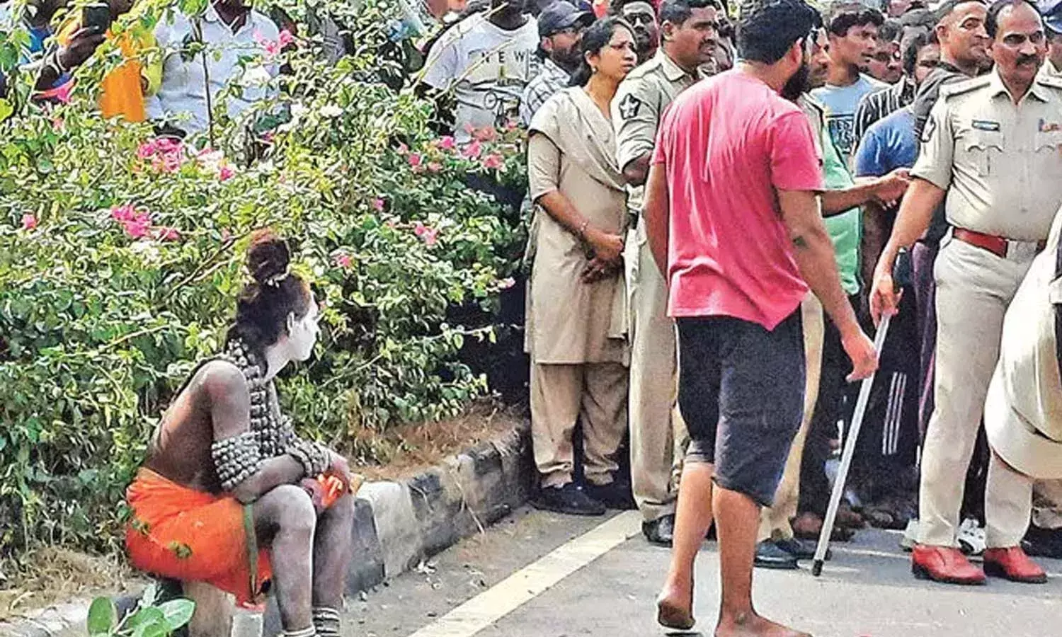 Female Aghori Naga Sadhvi, attack, reporter, dharna, Chennai-Vijayawada NH, APnews