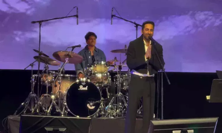 Viral Video : అభిమాని చేసిన ప‌నికి పాటను మ‌ధ్య‌లో ఆపేసిన హీరో.. దండం పెట్టి మ‌రీ ఓ మంచి మాట చెప్పాడు..!