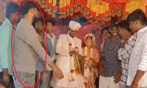 Video : వివాహ వేడుకలో విషాదం.. స్నేహితుడికి గిప్ట్‌ ఇస్తూ వేదికపైనే..