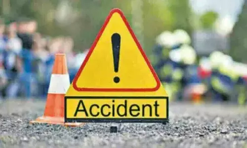 బస్సు రివర్స్ తీస్తుండగా.. దూసుకొచ్చిన లారీ