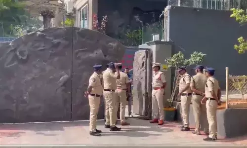 Video : ఆర్జీవీ అరెస్ట్‌కు రంగం సిద్ధం.. ఇంటి బ‌య‌ట‌ ఒంగోలు పోలీసులు