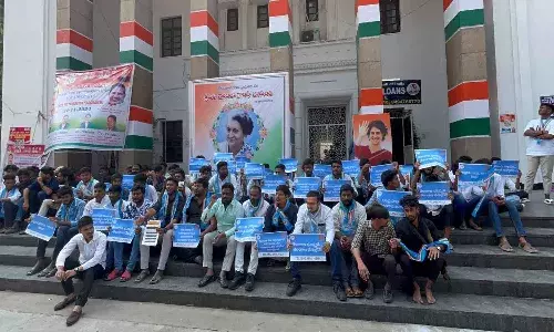 జాతీయ నేత పర్యటనకు వ్యతిరేకంగా గాంధీ భవన్లో NSUI కార్యకర్తల నిరసన