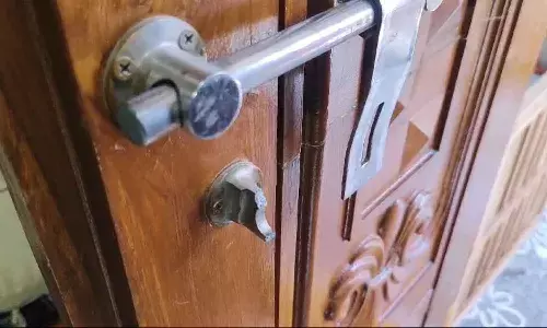 ఫంక్షన్‌కు వెళ్లారు.. తిరిగొచ్చేస‌రికి ఇల్లు గుల్ల..!