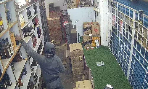 Video : గోడకు రంధ్రం చేసి వైన్ షాప్‌లోకి ప్ర‌వేశించాడు.. డ‌బ్బులు దొర‌క‌క‌పోవ‌డంతో..