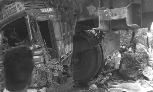 Rangareddy : కూరగాయల వ్యాపారులపైకి దూసుకెళ్లిన లారీ
