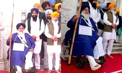 Punishment : మరుగుదొడ్లు, బాత్ రూమ్ లను కడిగిన మాజీ సీఎం