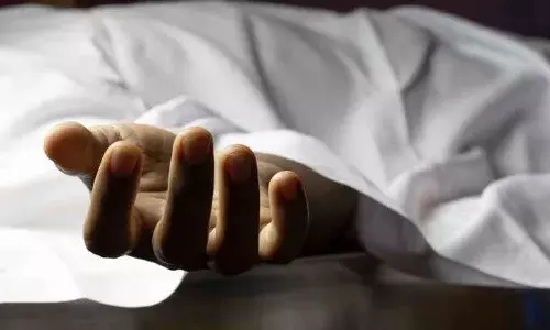 కొడుకును పడేసి.. బావిలో దూకిన తల్లి