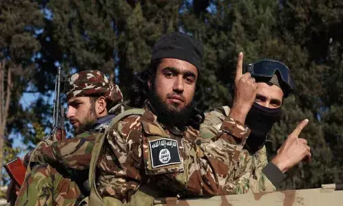 రెబల్స్ సొంతమైన సిరియా.. అమెరికా భీకర దాడులు