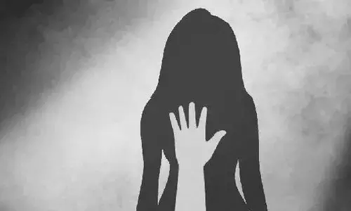 అత్తను చెట్టుకు కట్టేసి.. మేనకోడలిపై దారుణానికి తెగ‌బ‌డ్డారు