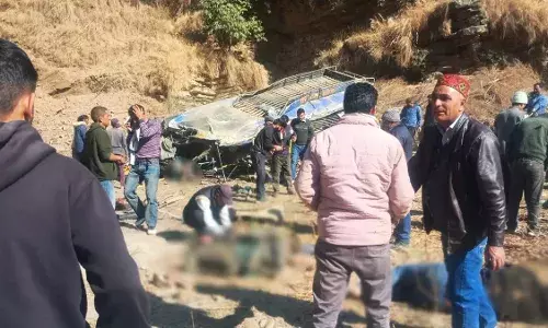 200 అడుగుల లోతైన లోయలో పడ్డ బస్సు.. డ్రైవర్ మృతి