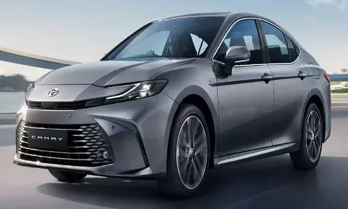 సరికొత్త క్యామ్రీ హైబ్రిడ్ ఎలక్ట్రిక్ వెహికల్ను ఆవిష్కరించిన టొయోటా కిర్లోస్కర్ మోటర్