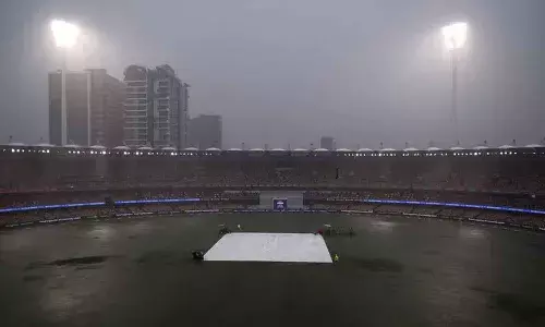 సరిపోయింది.. వర్షం ఆగట్లే.. మనోళ్లు నిలవట్లే..!