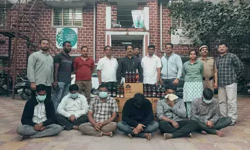 అక్కడి మందు ఇక్కడికి తీసుకొచ్చి అమ్ముతున్నారు.. 154 బాటిళ్లు స్వాధీనం..