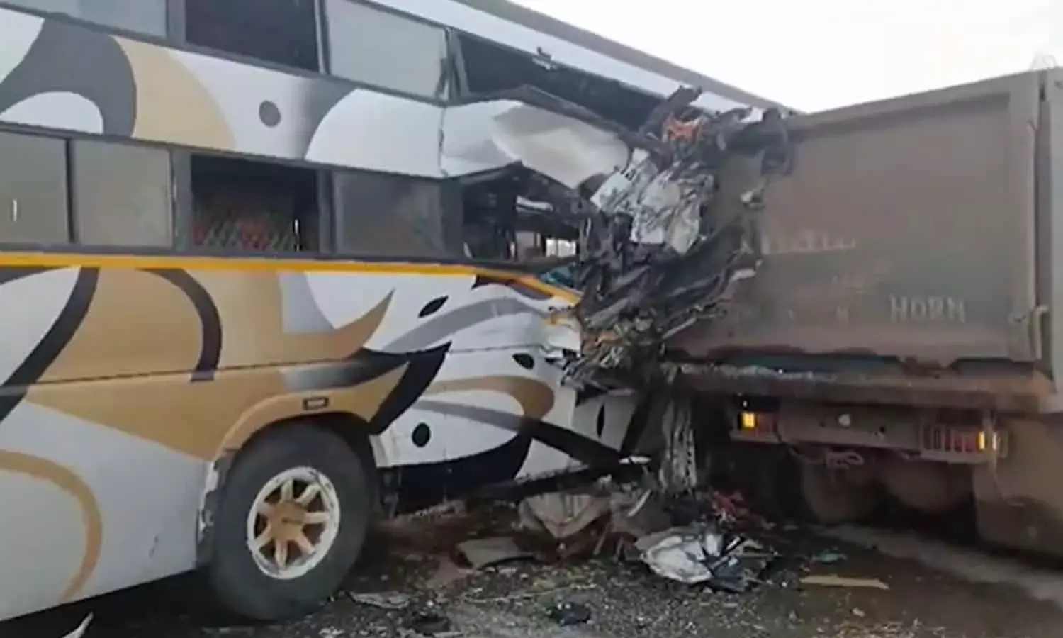 లారీని ఢీకొట్టిన బ‌స్సు.. ఆరుగురు దుర్మ‌ర‌ణం