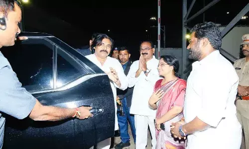 వాతావరణం అనుకూలించకపోయినా పర్యటనకు వెళ్లిన పవన్