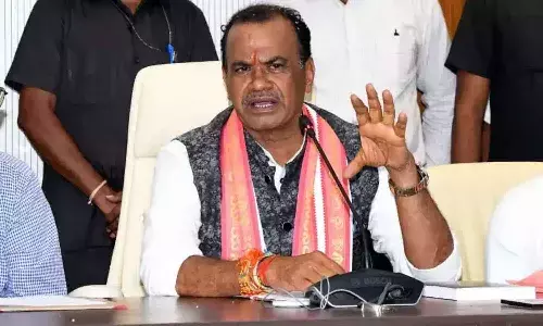 అల్లు అర్జున్ సీఎంకు క్షమాపణలు చెప్పాలి: మంత్రి కోమటిరెడ్డి