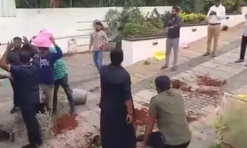 Hyderabad, Attack, Allu Arjun, house, Bail, accused