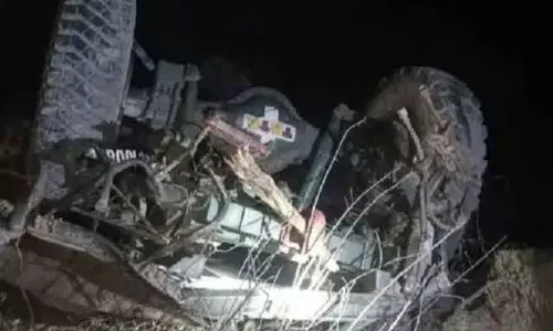 లోయలో పడ్డ ఆర్మీ వాహనం.. ఐదుగురు జవాన్లు మృతి