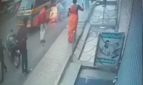 పిల్లాడిని స్కూల్ బస్సు ఎక్కిస్తుండగా ఊహించని ప్రాణాపాయం