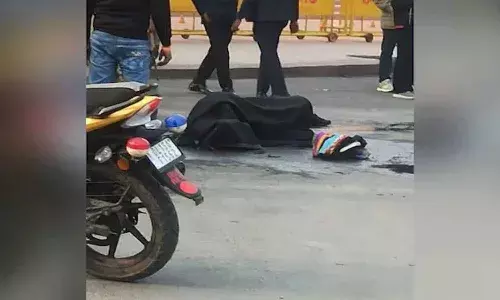 నిప్పంటించుకుని పార్లమెంట్ వైపు పరిగెత్తిన వ్య‌క్తి