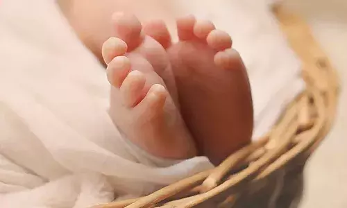చెత్తకుండీలో పాలిథిన్ కవర్.. తెరచి చూస్తే..