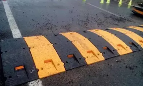 మ‌నిషిని బ‌తికించిన స్పీడ్ బ్రేకర్..!