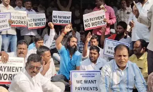 జీహెచ్ఎంసీ ఆఫీస్ వద్ద ఉద్రిక్త‌త‌..పెట్రోల్ పోసుకున్న కాంట్రాక్ట‌ర్లు