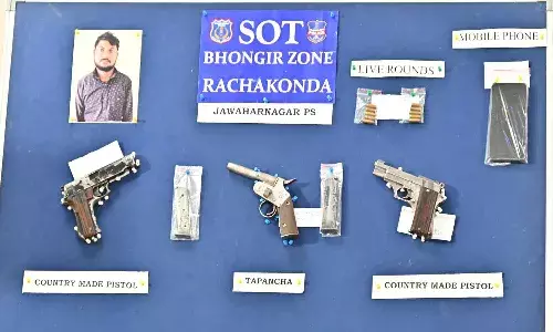 గన్స్ విక్రయిస్తున్న వ్య‌క్తి అరెస్ట్‌