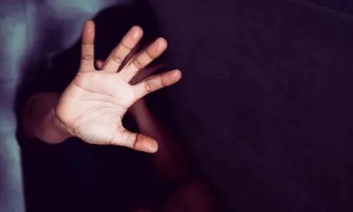 హాస్టల్లో ఒంటరిగా ఉన్న ఇంజినీరింగ్ కాలేజీ విద్యార్థినిపై కారు డ్రైవర్ అత్యాచారం