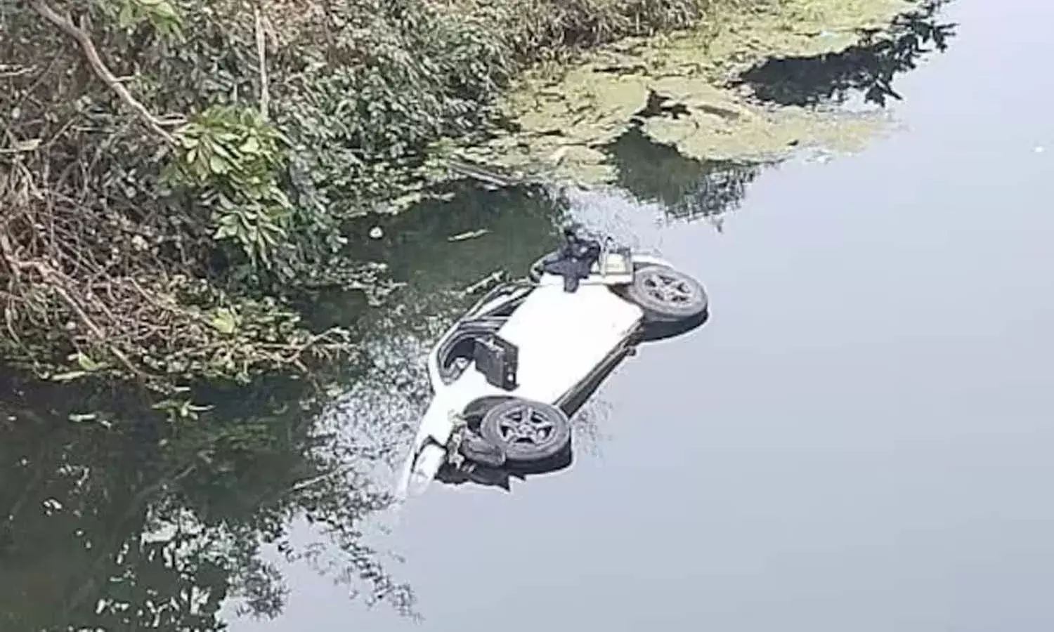 Driver using Snapchat, car into river , Bhopal, 2 dead