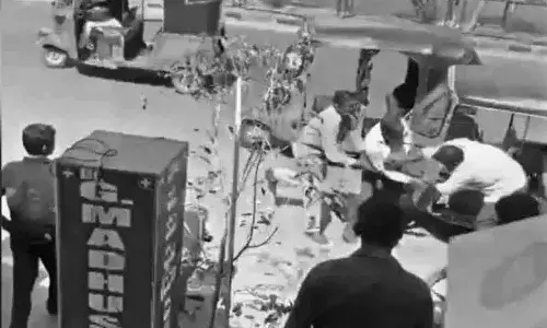 హన్మకొండలో దారుణం.. నడిరోడ్డుపై ఆటోడ్రైవర్ హత్య