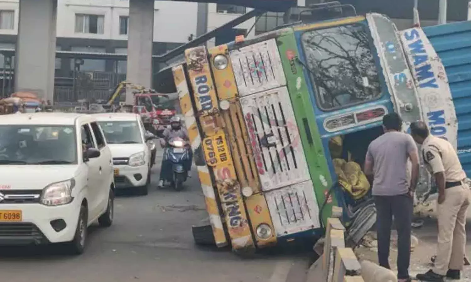 Hyderabad, traffic,  container falls, Lakdikapul