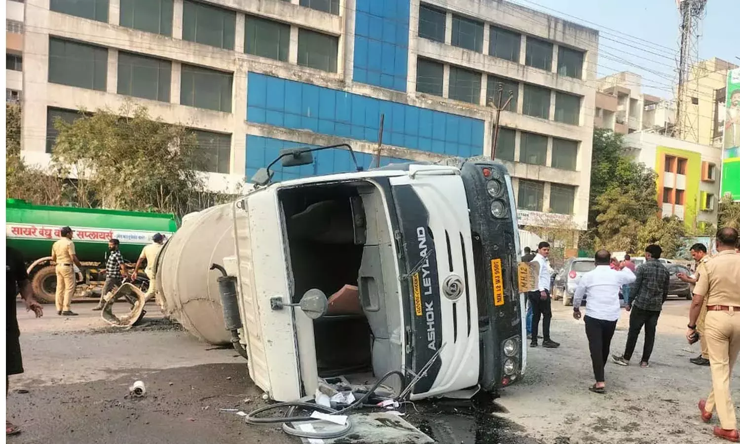 National news, Maharashtra, Lorry accident, Engineers died