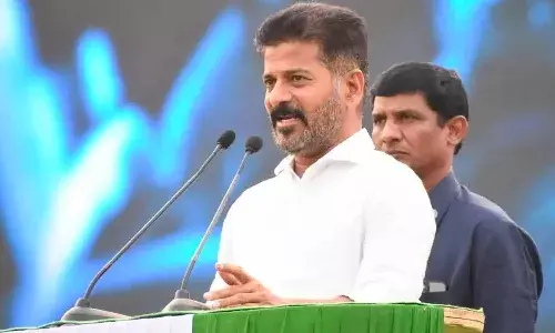 గాంధీ పరివార్, గాడ్సే పరివార్ మధ్య యుద్ధం జరుగుతుంది.. మనం ఆయనతో కలిసి..