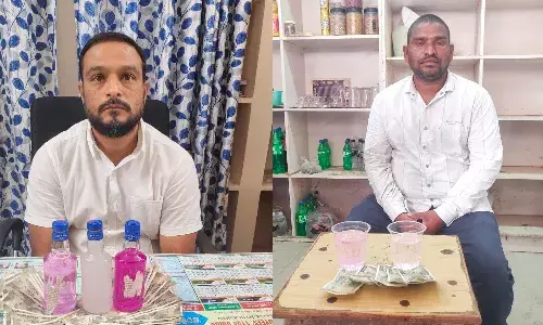 లంచం తీసుకుంటూ ఏసీబీ చిక్కిన అధికారులు