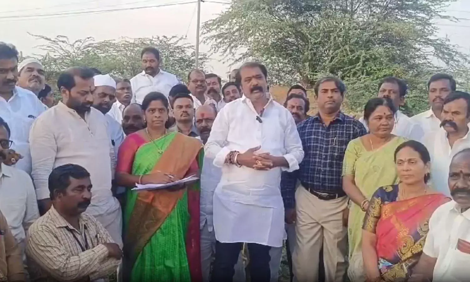 అడ్డగోలు వార్తలు రాస్తే రైలుపట్టాలపై పడుకోబెట్టి చంపేస్తా..జర్నలిస్టులకు ఎమ్మెల్యే వార్నింగ్