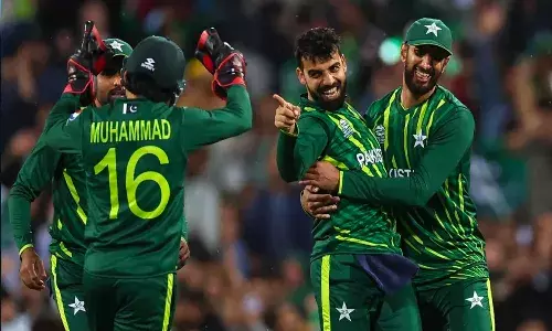 పాకిస్థాన్ క్రికెటర్లు ఇలాంటి పనులు చేస్తారా..? సోషల్ మీడియాలో వైరల్